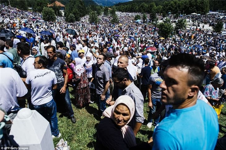 Baş naziri daşa basdılar: eynəyi sındı, təpik vuruldu - FOTO/VİDEO