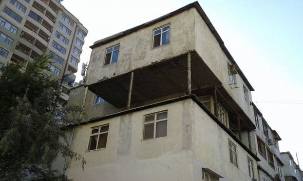 Hacıbala Abutalıbov Yasamalda eyvanları sökür - FOTOLAR