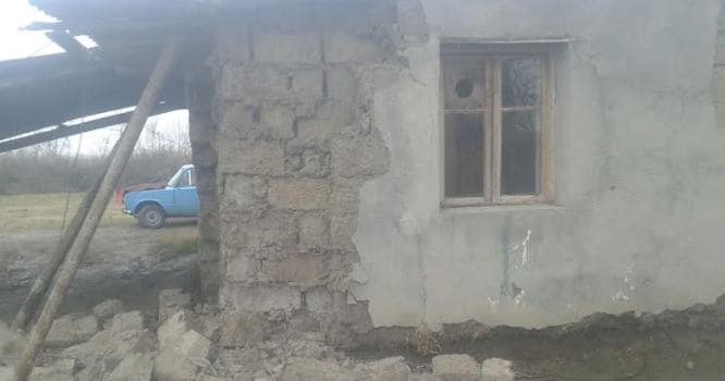Məmurlar məcburi köçkünü iki uşaqla çöldə qoyub - FOTO/VİDEO