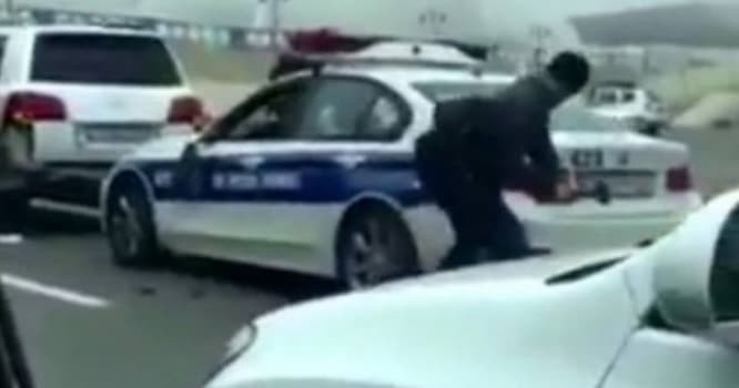 Yol polisinin maşınını çəkiclə əzən şəxsdə narkotik aşkarlandı - VİDEO
