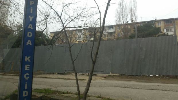 Həsən bəy Zərdabi küçəsində də neft tapılıb? - FOTO