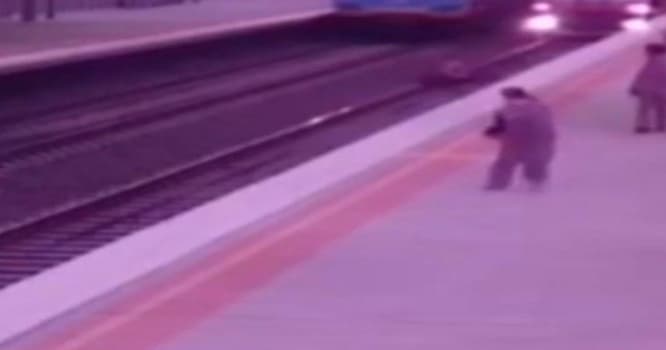Metroda ölümdən son anda qurtuldu - VİDEO