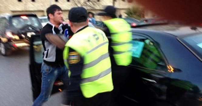 Bakıda yol polislərini taxta ilə döydülər