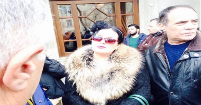 Elza İlhaməyə ağ çiçəklər gətirdi: "Halallıq verirəm"