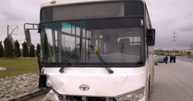 Bakıda avtobus iki məktəblini vurdu: ölən var