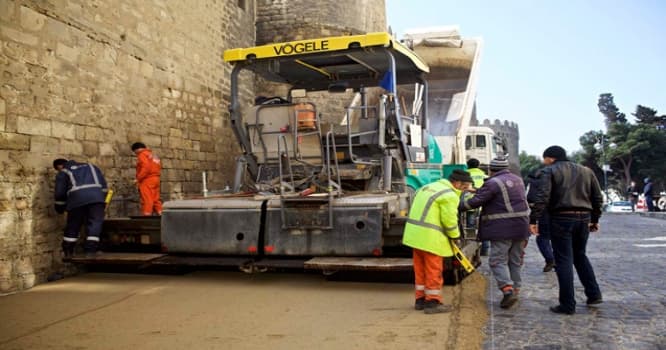 Bakının qənbər daşlı yollarını asfaltlayan tikinti rəhbəri danışdı - Fotolar