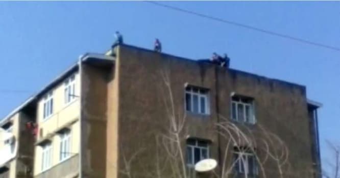 Gənc oğlan sevdiyi qız üçün intihar etmək istədi - VİDEO