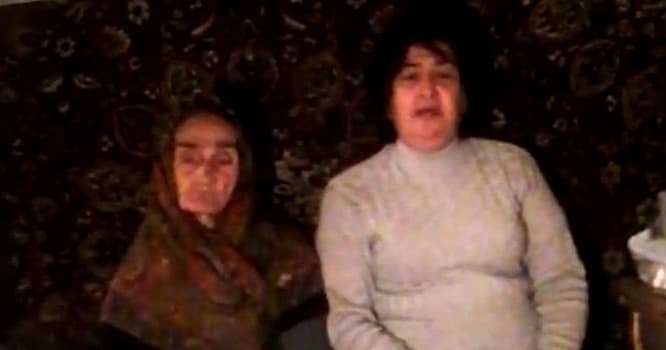 Məhkəmə qapılarında qalan 80 yaşlı ağbirçəyin fəryadı - VİDEO