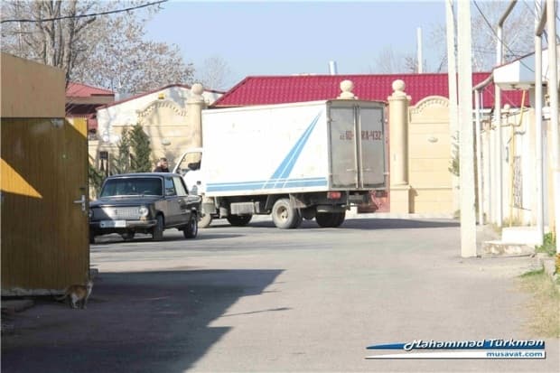 İşdən çıxarılan icra başçısı villasını satır - FOTOLAR