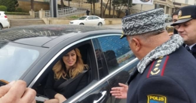 Xanım müğənni yol polisinə "Mercedes S-class"da yaxalandı - FOTOLAR