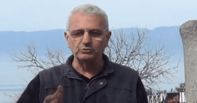 Türkiyəli şair diz çökərək Rusiyadan üzr istədi – VİDEO