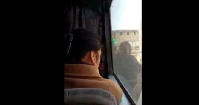 Bakıda avtobus qapısı açıq vəziyyətdə sərnişin daşıyır - VİDEO