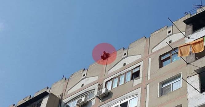 Özünü atmaq istədi, icra başçısı gəldi