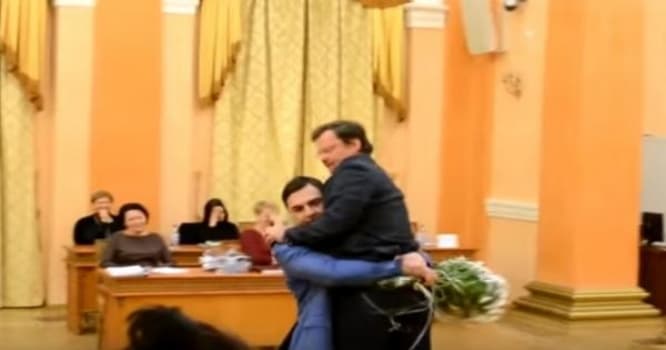 Deputat iclas zalından belə çıxarıldı