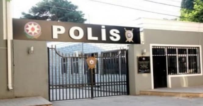 YPX əməkdaşı polis bölməsində dava saldı - Həmkarlarını təhqir etdi