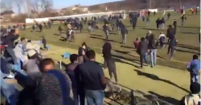 Azərbaycanda azarkeşlər futbolçuları meydandan qovdu - ŞOK VİDEO