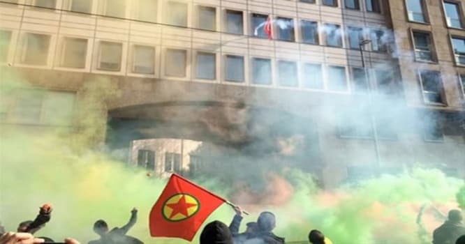PKK tərəfdarları Türkiyə Baş konsulluğuna hücum etdi - FOTO