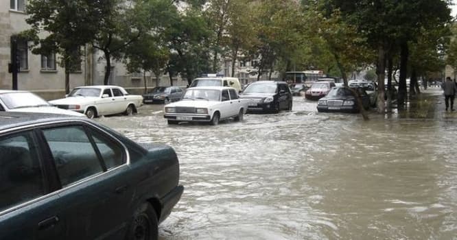 Bakıda maşınla selə düşən 7 nəfər xilas edildi