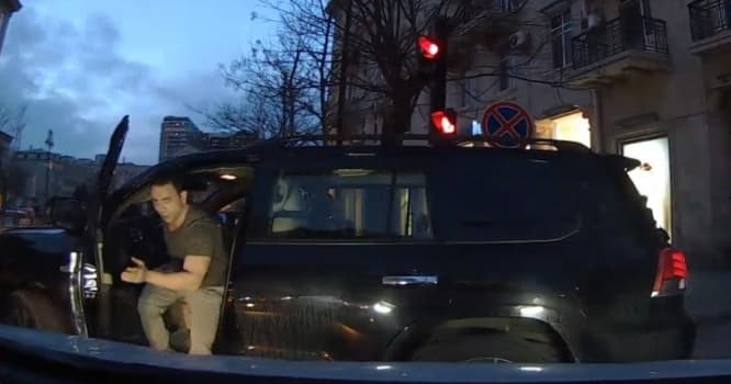Bakıda "qoçular" sürücüyə belə hücum etdi - VİDEO