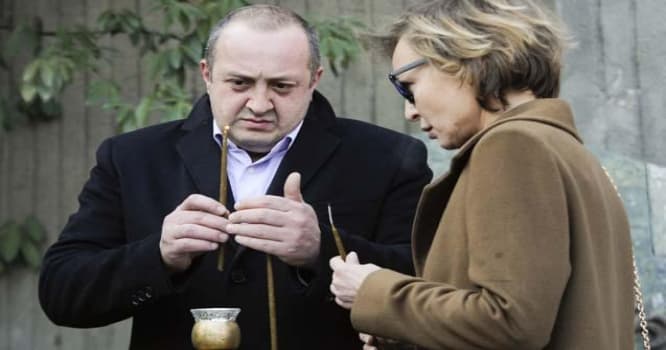 Gürcü prezident hamilə qadını yanan maşının içərisindən çıxardı