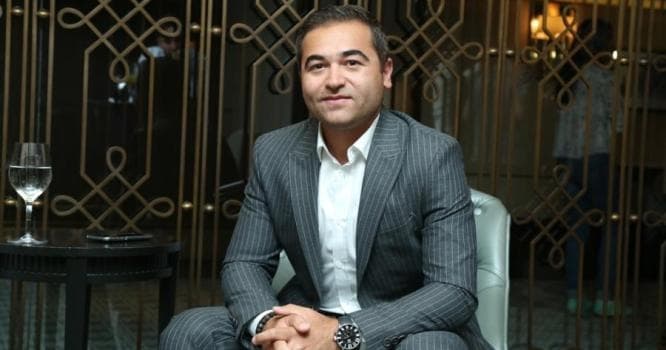 Azərbaycanlı aparıcı evlənir - FOTO