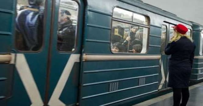 58 yaşlı qadın özünü qatarın altına atmaq istədi - Metroda həyəcan