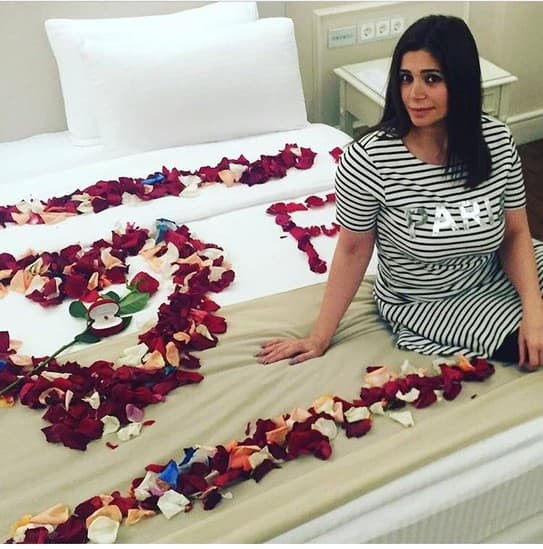 Azərbaycanlı aparıcıya sevgilisindən romantik gecə və üzük - FOTO
