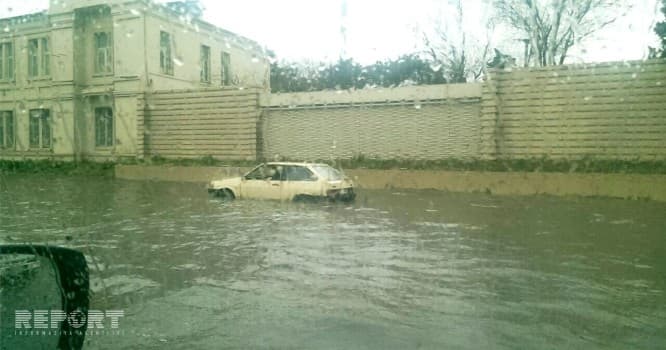 Binəqədini su basdı, insanlar köməksiz vəziyyətdə qaldı