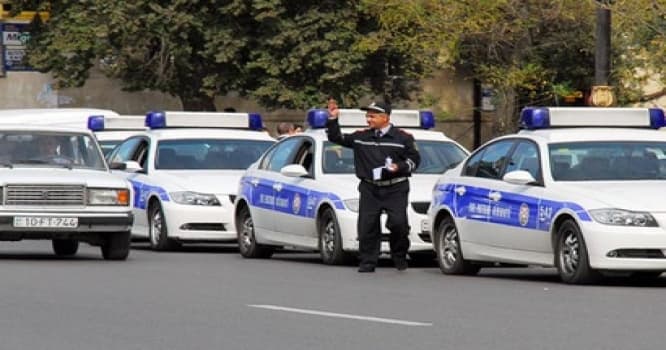 Yol polisini maşın vurdu - VİDEO