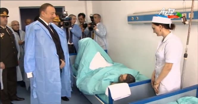 Prezident müalicə olunan yaralı hərbçilərə baş çəkdi
