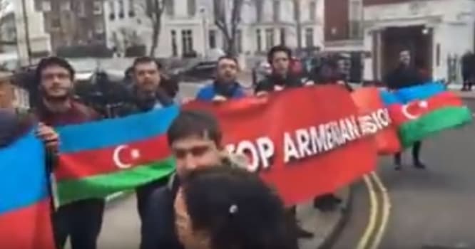 Azərbaycanlılar Londonda ermənilərlə qarşı-qarşıya gəldi - VİDEO