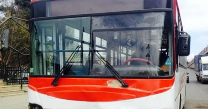 Bakıda avtobus qucağında uşaq olan qadını vurub