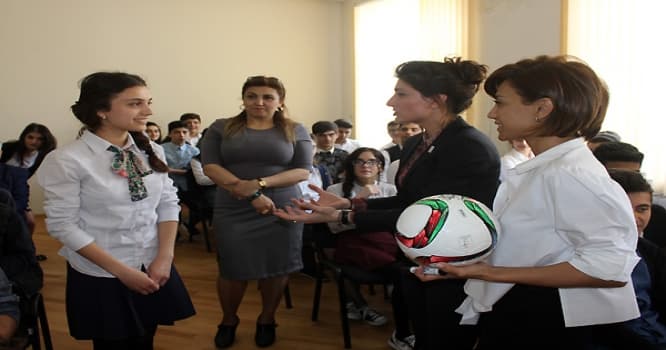 Röya Ayxan şagirdlərə avtoqraf payladı - FOTOLAR