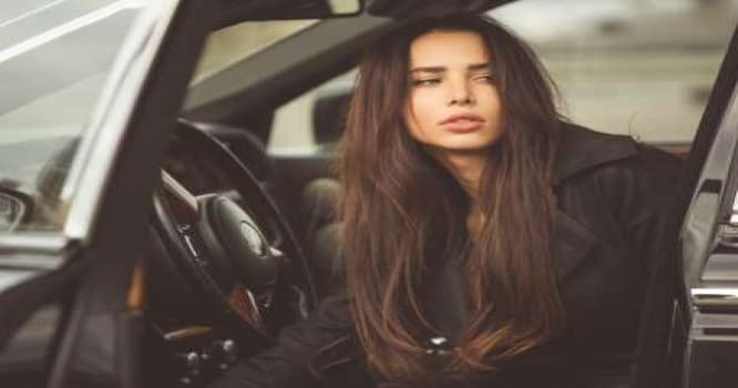 Rus gözəli “Gelandewagen”də avtomatdan atəş açdı