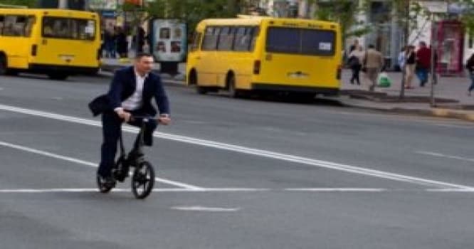 Kiyev meri işə velosipedlə gedir - FOTO