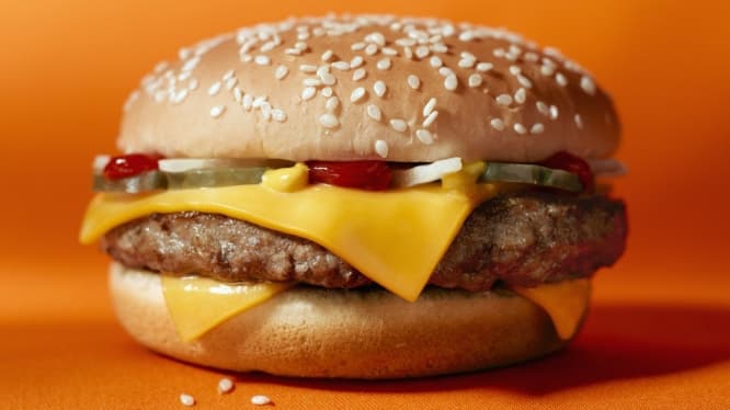 Hamburgerin 1 saatda bədənimizdə meydana gətirdiyi dəyişikliklər! - DİQQƏT!