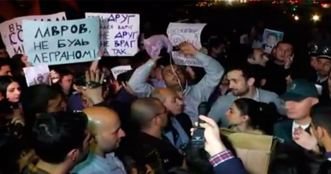 İrəvanda aksiya, Rusiya səfirliyi mühasirəyə alınır - Canlı yayım