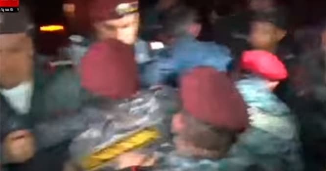 İrəvanda polis jurnalistləri döydü - VİDEO