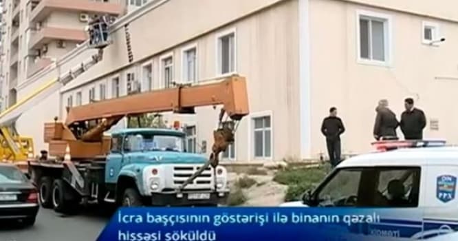 Bakıda güclü külək binanın dam örtüyünü uçurdu - VİDEO