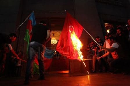 Yerevanda Azərbaycan və Türkiyə bayrağı yandırıldı - FOTO
