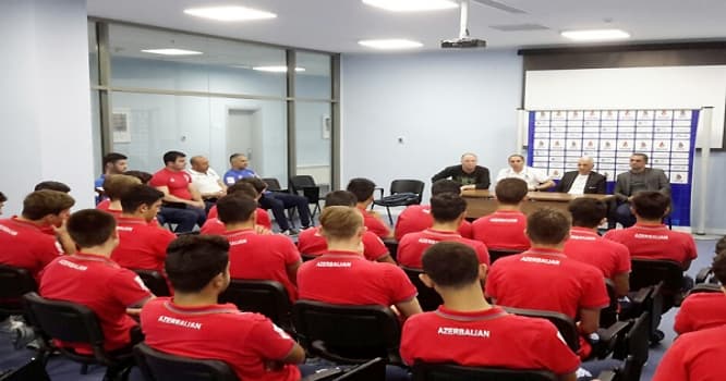 Dünya və Avropa çempionları futbolçularımızla görüşdü - FOTO