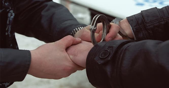 Bakıda maşından 26 min pul oğurlandı