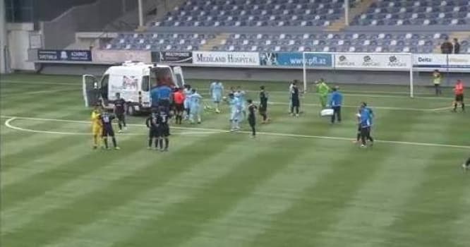 Azərbaycan Premyer Liqasının oyununda futbolçunun dili qatlanıb