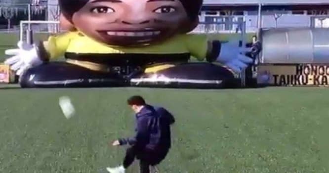 Messi nəhəng robota elə qollar vurdu ki… - VİDEO