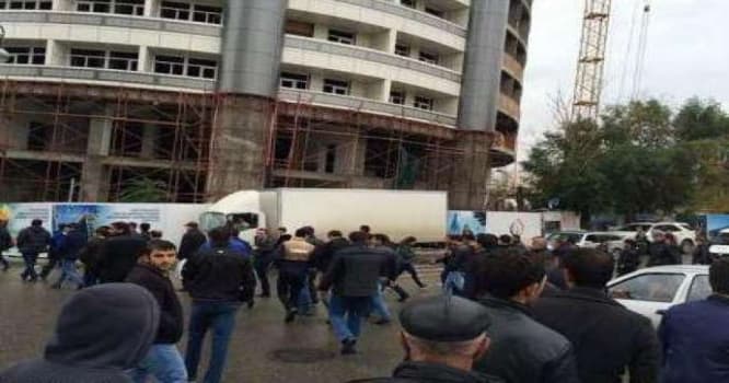 Fəhlələr etiraz aksiyası keçirir