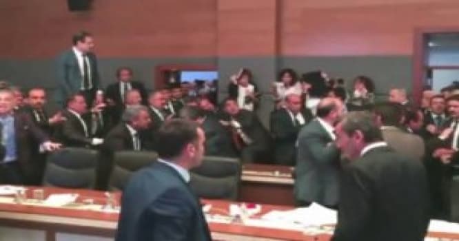 Türkiyə parlamentində növbəti yumruq davası - VİDEO