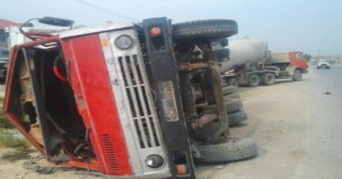 İmişlidə “KamAZ” aşıb, sürücü xəsarət alıb