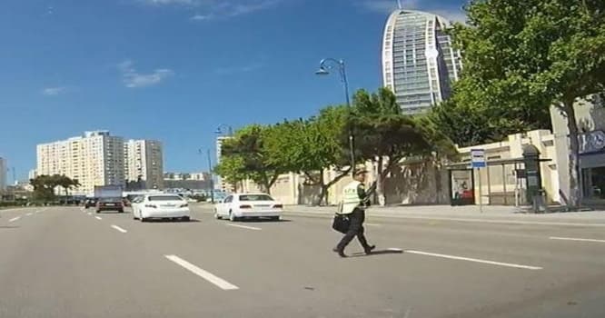 Yolu qanunsuz yerdən keçən yol polisi - VİDEO