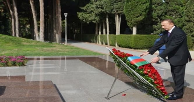 Prezident İlham Əliyev Heydər Əliyevin məzarını ziyarət edib