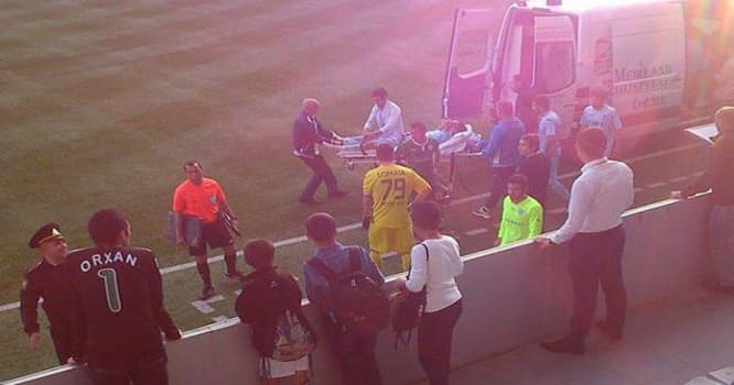 Futbolçu tәcili yardımla xәstәxanaya aparıldı - FOTO